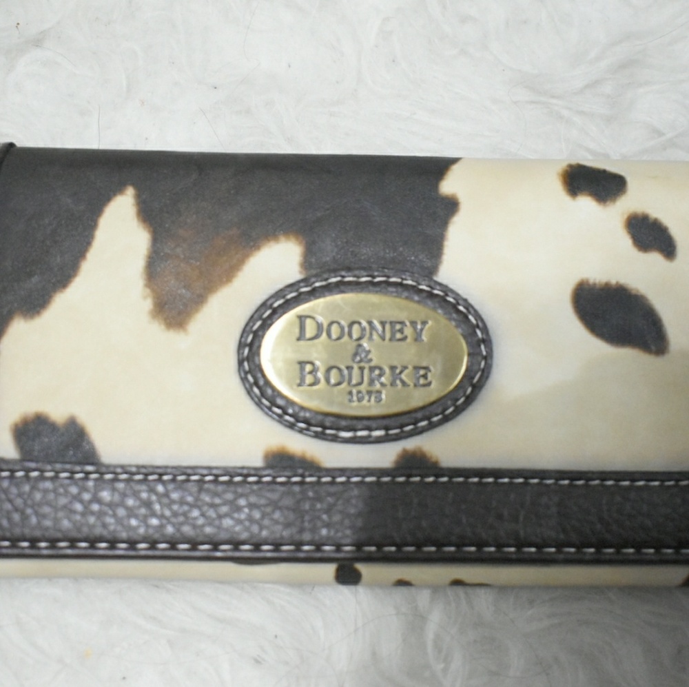 Vintage dooney and bourke giraffe print wallet